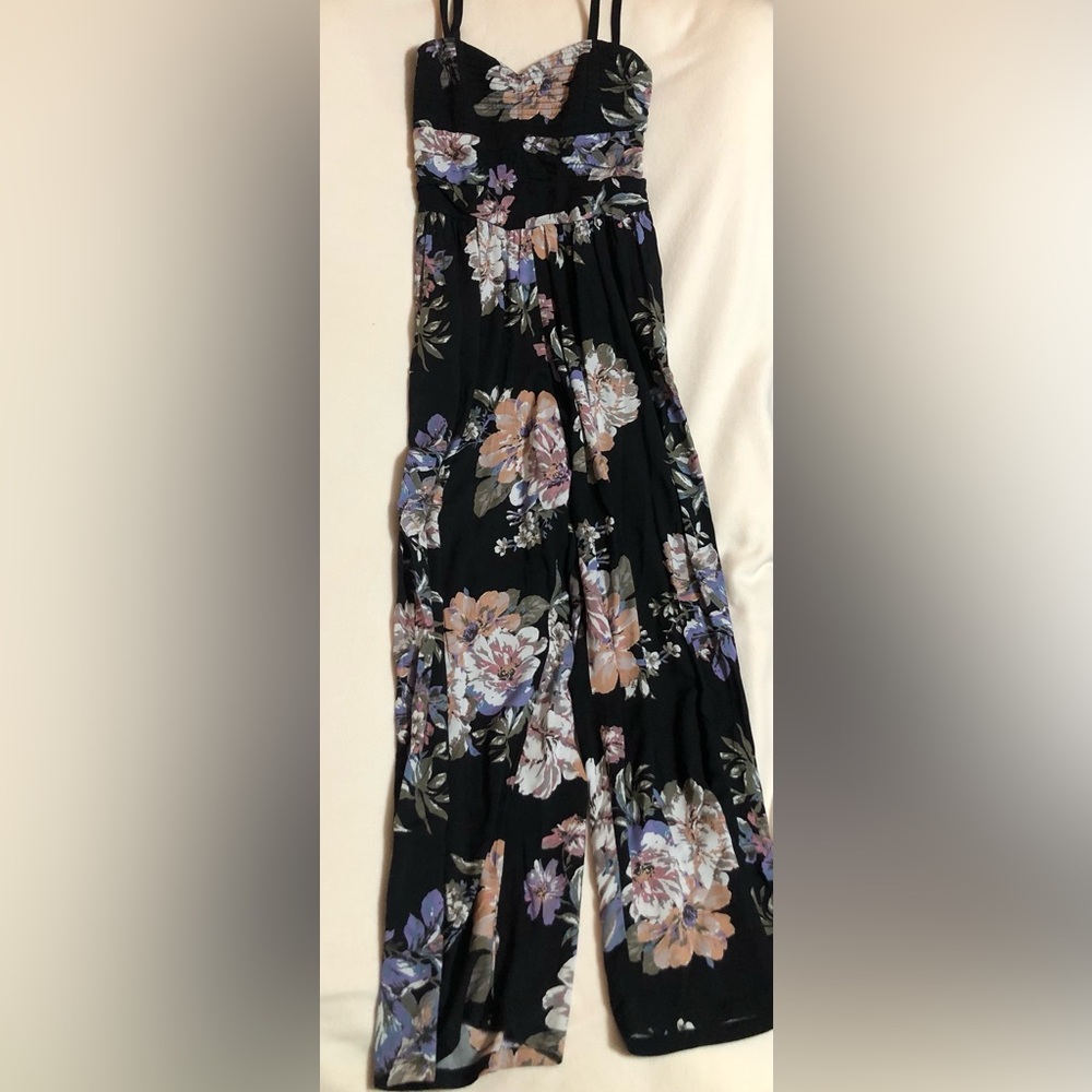 Gently worn. Pet and smoke free home. Floral jumper.